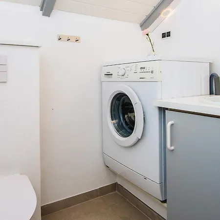 6 Person In Give-by Traum *