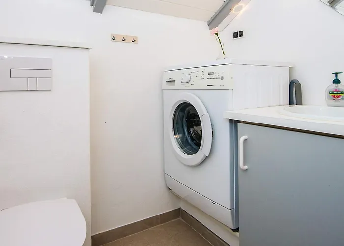 6 Person In Give-by Traum *